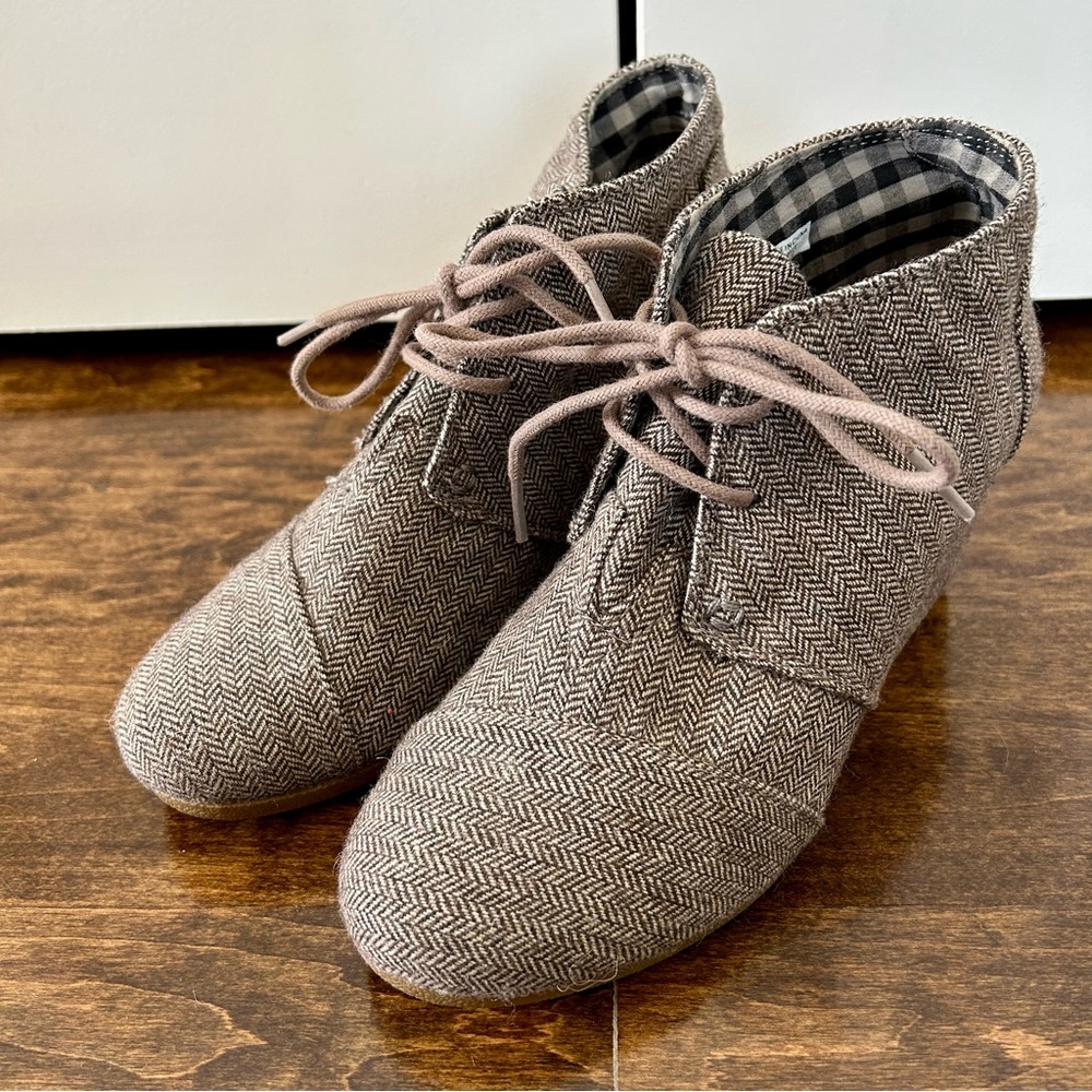 Toms Herringbone Wedge Booties Size 6.5